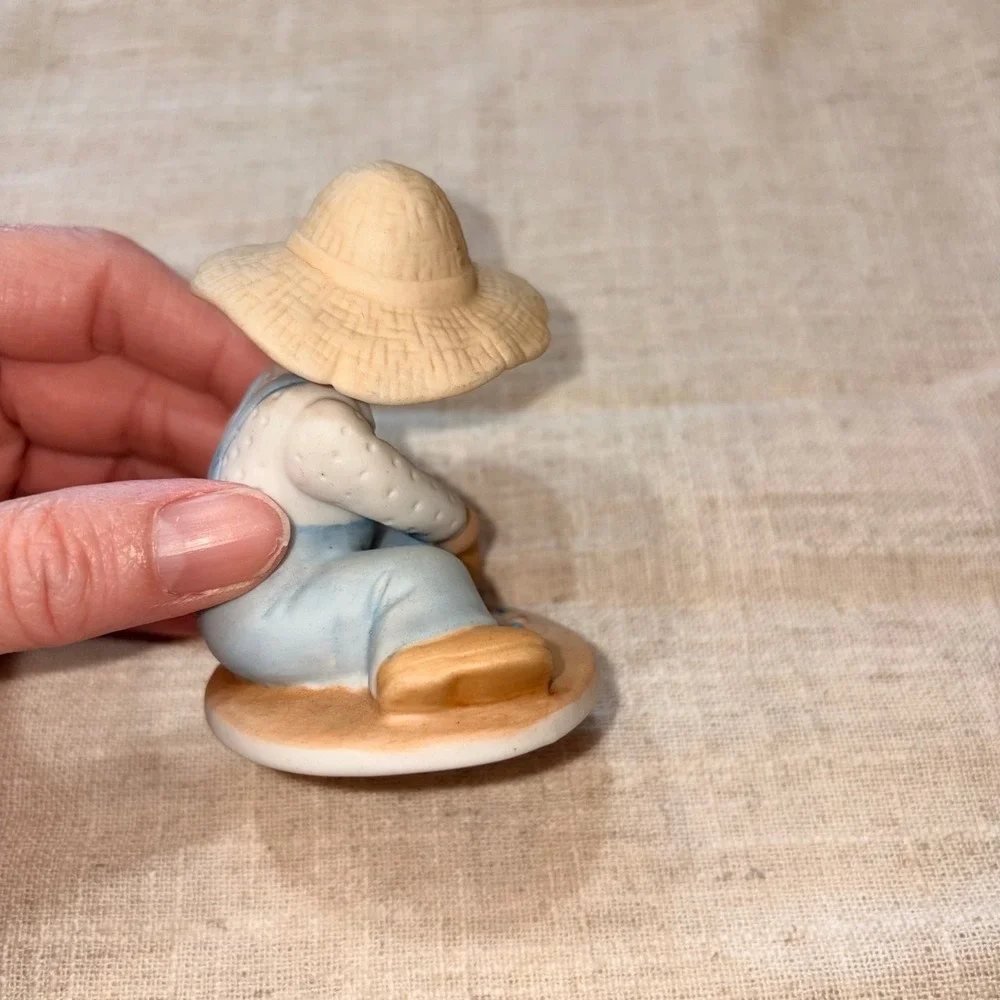 Circle of Friends by‎ Masterpiece Porcelain Figurines Boy Girl Set Eccl 9:10